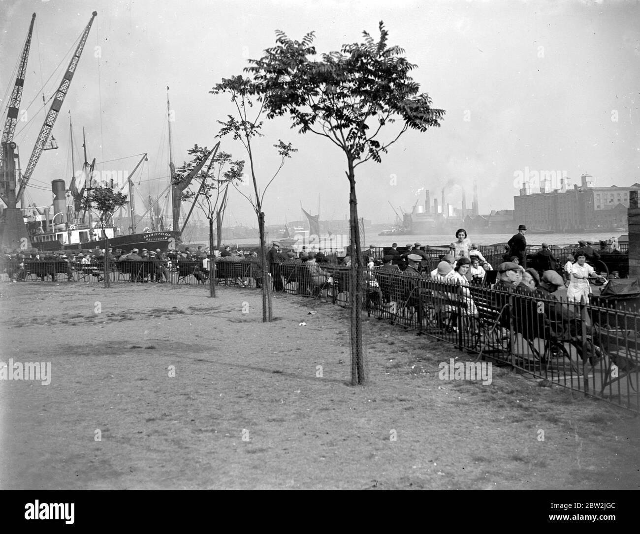 La Tamise au Wapping Park, Londres. 1933 Banque D'Images