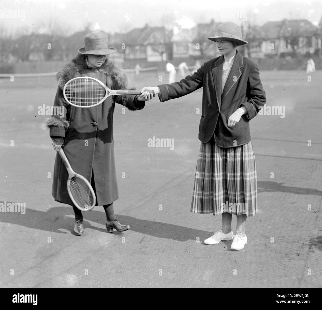 Madame Sinclair a des leçons de tennis de Mme Larcombe à Roehampton. 19 avril 1922 Banque D'Images