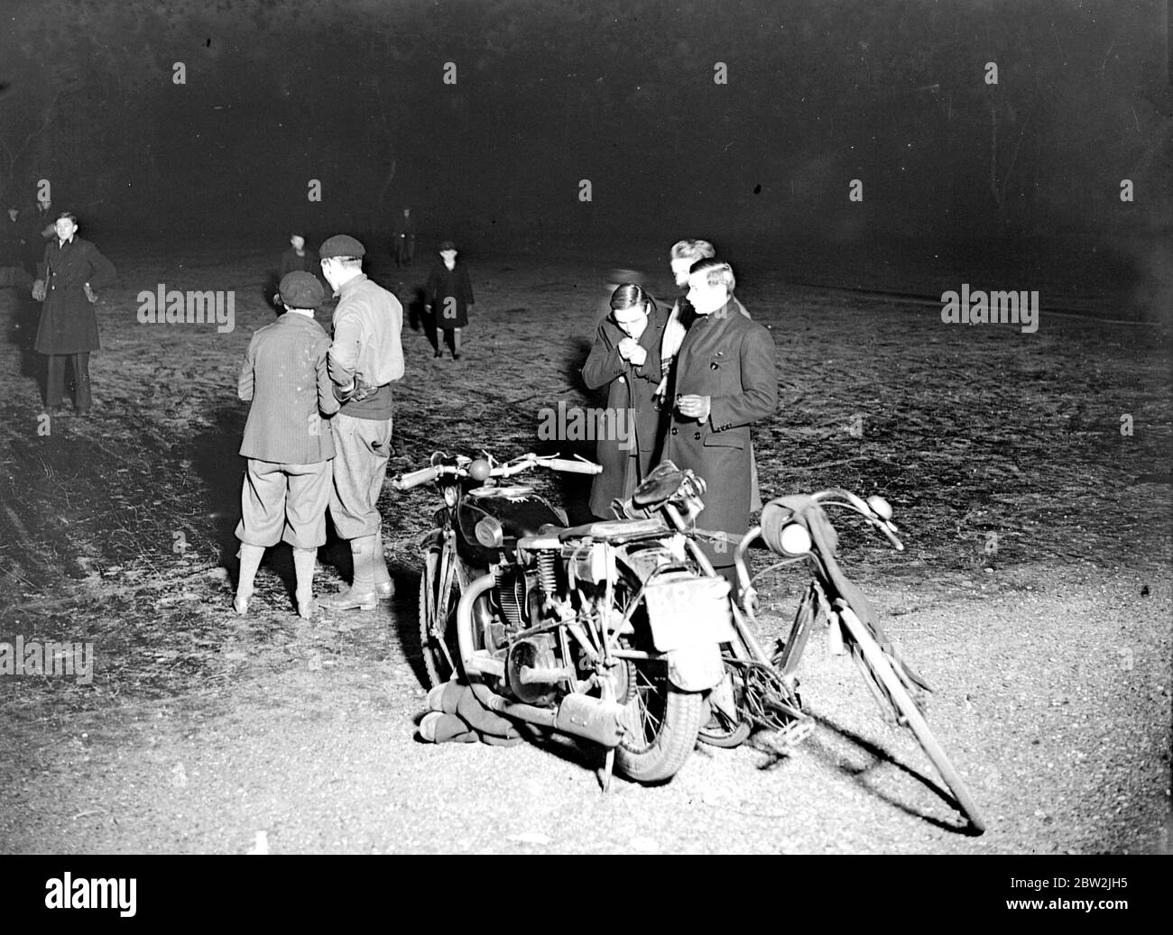 Patinage et cyclistes à Keston, dans le Kent, la nuit. 1933 Banque D'Images