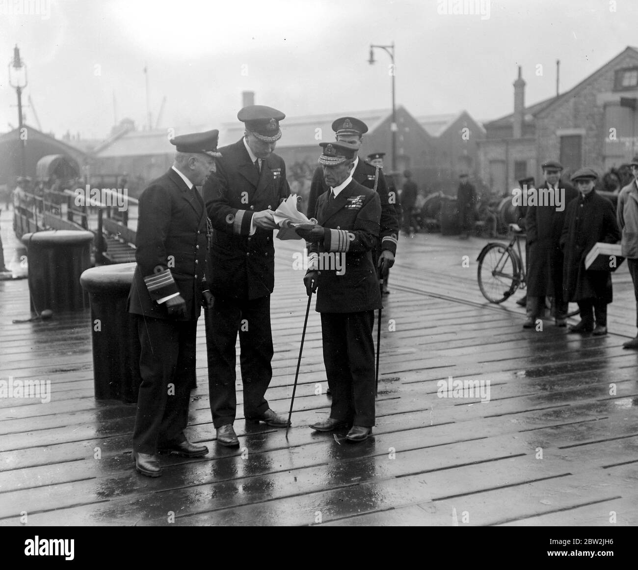 Lord Jellicoe quitte Portsmouth pour la Nouvelle-Zélande pour sa visite de l'Inde et des dominions. Il parle à Commodore Dryer et au Capt Paymaster Share. 20 février 1919 Banque D'Images Lord Jellicoe quitte Portsmouth pour la Nouvelle-Zélande pour sa visite de l'Inde et des dominions. Il parle à Commodore Dryer et au Capt Paymaster Share. 20 février 1919 Banque D'Images
