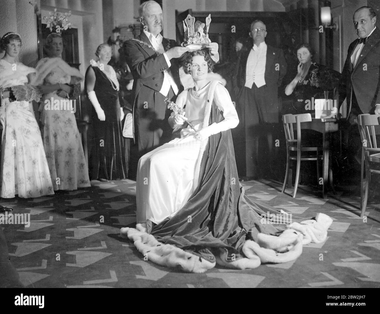 Carnaval d'Eltham : cérémonie de couronnement de la reine de carnaval. 1934 Banque D'Images