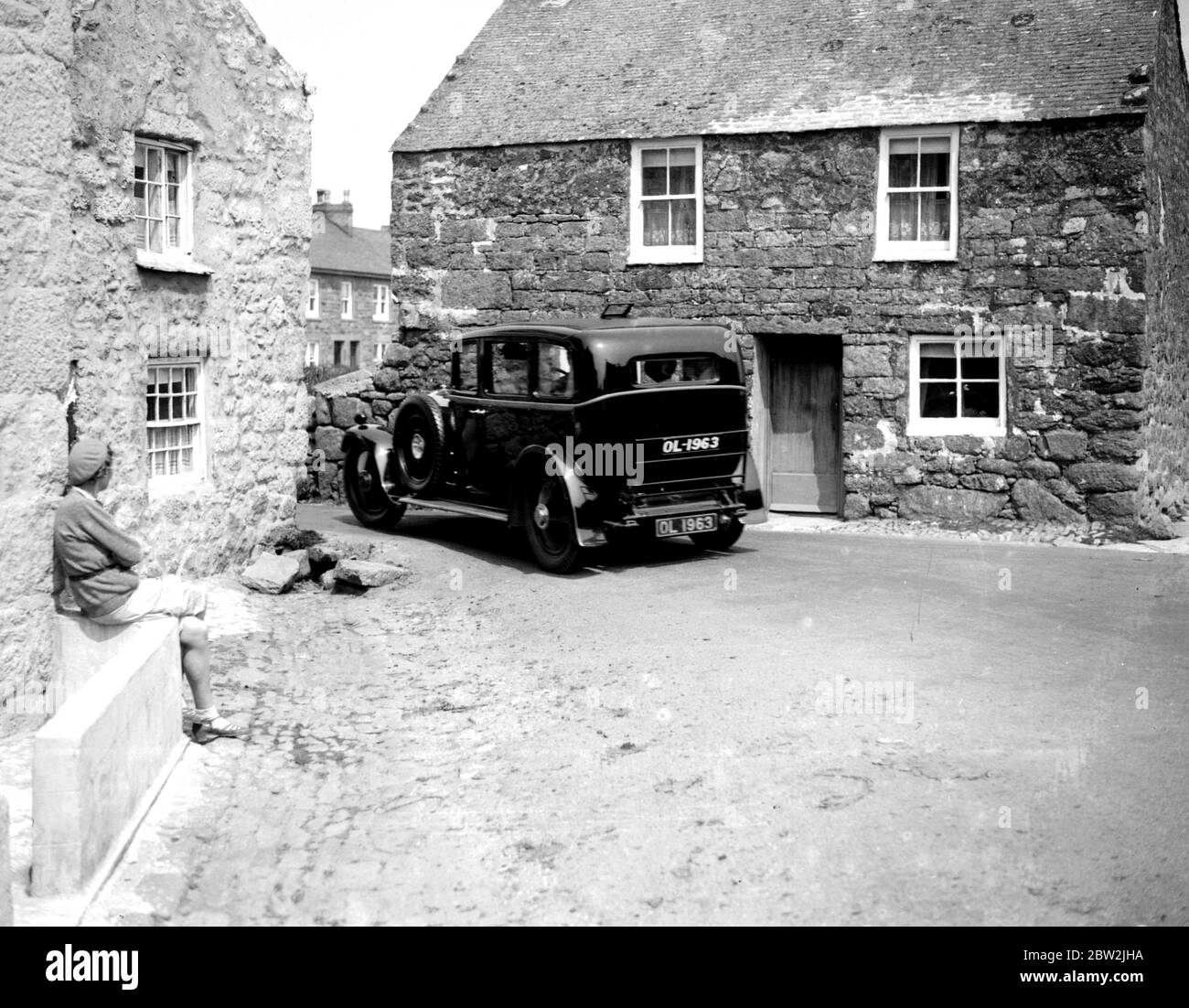 Route étroite à la fin des terres, Cornwall. 1933 Banque D'Images