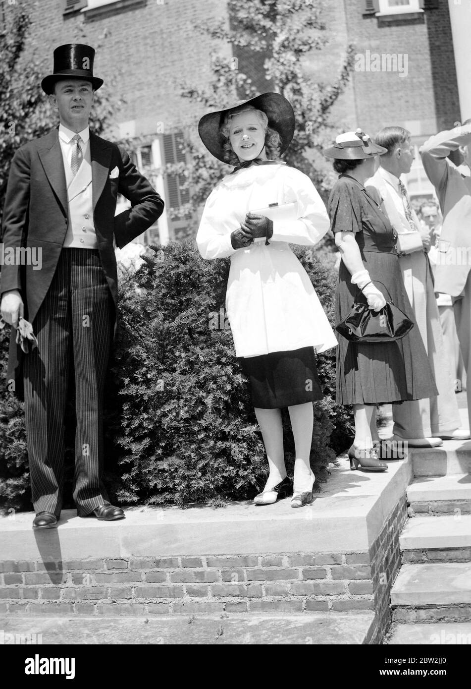 La tournée royale du Canada et des États-Unis par le roi George VI et la reine Elizabeth , 1939 Flora le Breton , la scène britannique et l'étoile d'écran , portant une tenue noire et blanche saisissante avec un grand chapeau noir , Gants en dentelle noire et chaussures noires et blanches dans le domaine de l'ambassade britannique à Washington , Etats-Unis , pendant la fête de jardin tenue pour le Roi et la Reine. Banque D'Images