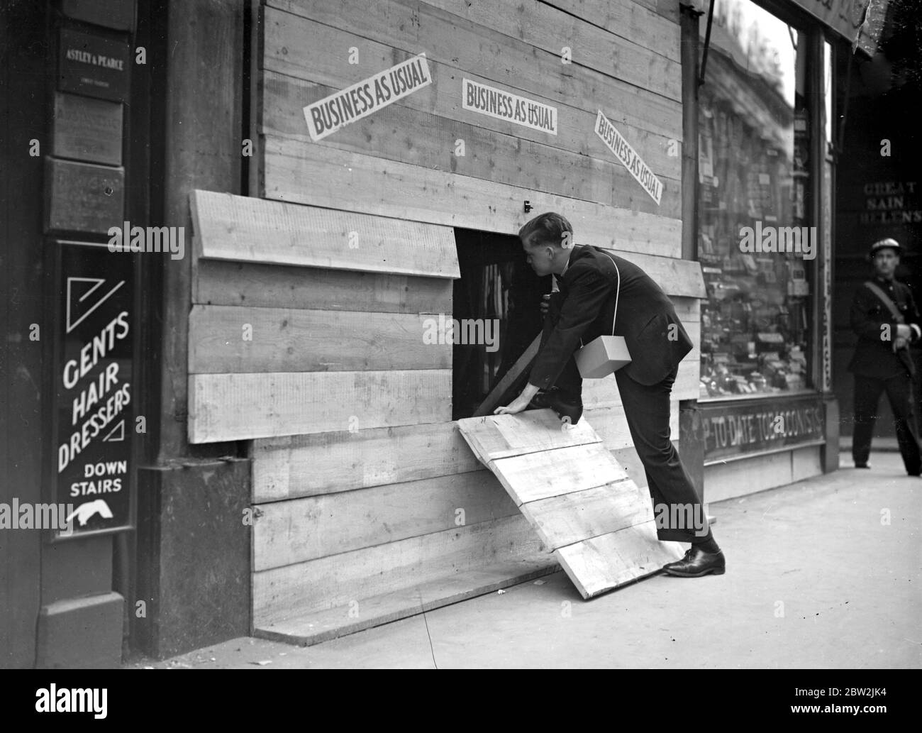 Crise de guerre, 1939 RAID aérien précautions les tobacconistes barricadés à Bishopsgate. 4 septembre 1939 Banque D'Images