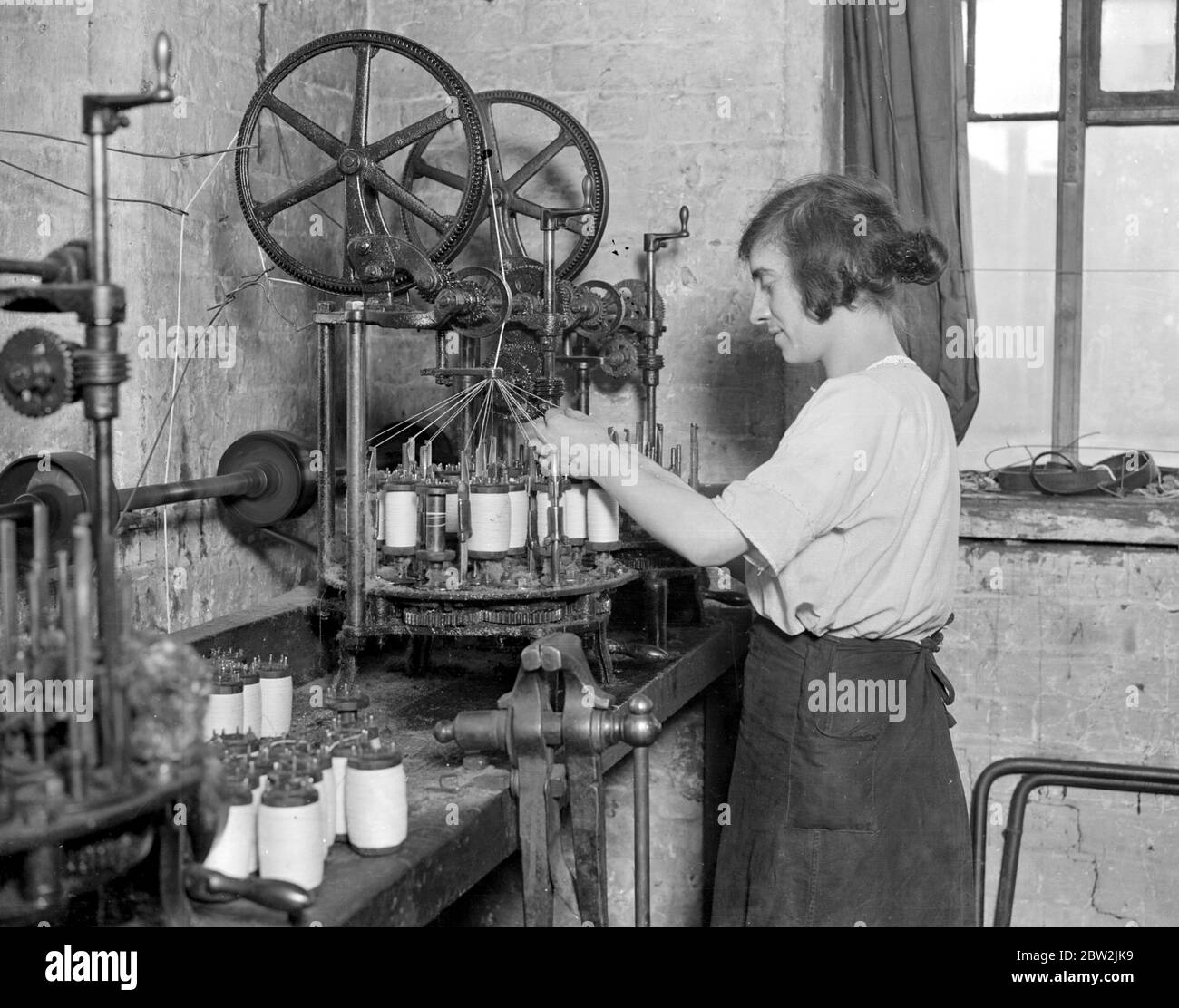 Fabrication de dentelle à messrs William Bridgett and Sons Ltd, Lenton, Nottingham. Une machine pour faire une chaîne spéciale utilisée dans l'industrie. 1923 Banque D'Images