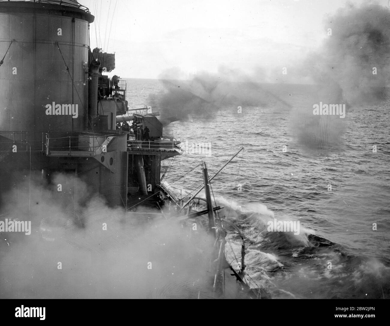 La flotte de l'Atlantique à Moray Firth. Pousse de 4 pouces à la cible C.M.B. pour le contrôle arrière de la partie supérieure de H.M.S. Renown. 1928 Banque D'Images