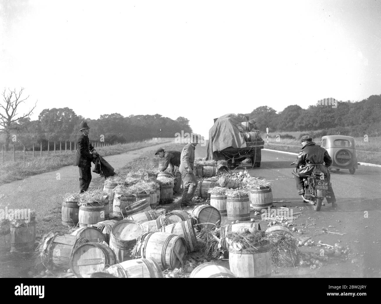 Rotation Apple. Le camion jette sa charge de pommes sur la route dans le Kent. 1933 Banque D'Images