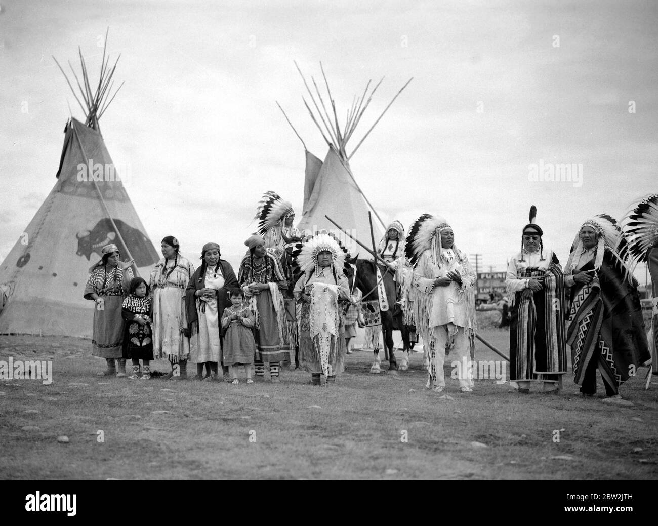 La tournée royale du Canada et des États-Unis par le roi George VI et la reine Elizabeth , 1939 Indiens à l'extérieur de leurs wigwams qui attendent d'accueillir le roi et la reine à Calgary (Alberta) . Banque D'Images