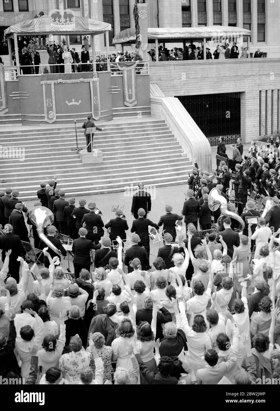 La tournée royale du Canada et des États-Unis par le roi George VI et la reine Elizabeth , 1939 le roi portant l'uniforme de la Royal Air Force , Et la Reine sur les marches de l'hôtel de ville , Vancouver , déferle devant les membres de l'immense chœur qui chanta à leurs majestueuses . Banque D'Images