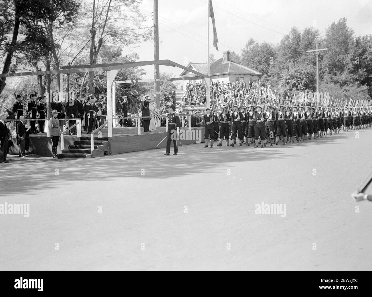 La tournée royale du Canada et des États-Unis par le roi George VI et la reine Elizabeth , 1939 King a présenté la couleur du roi au commandement occidental de la Marine royale du Canada au parc Beacon Hill à Victoria, en mars dernier Banque D'Images