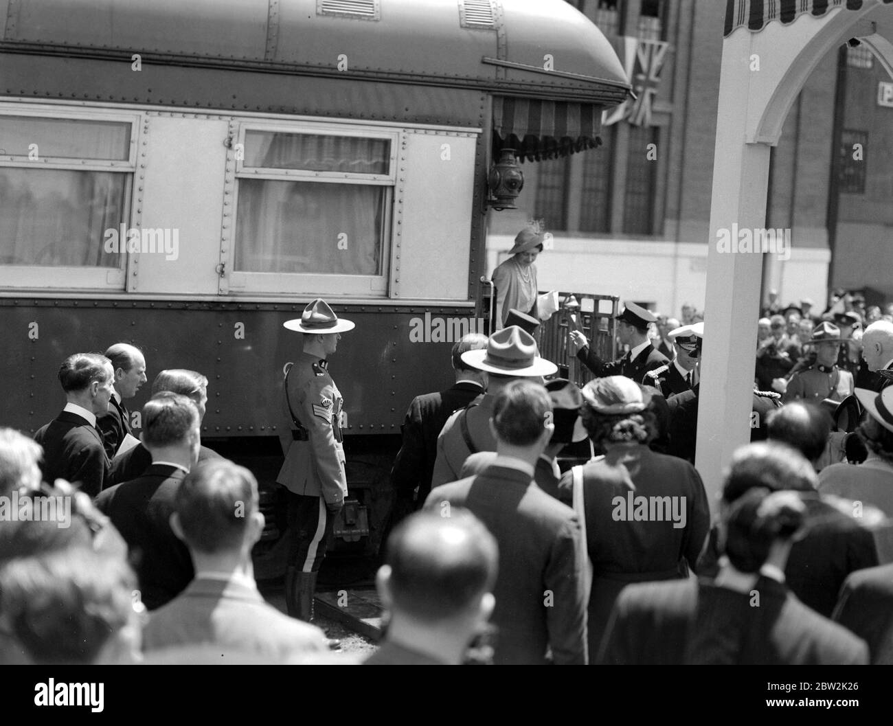 La tournée royale du Canada et des États-Unis par le roi George VI et la reine Elizabeth , 1939 le roi et la reine quittent Halifax, Nouvelle-Écosse à la fin de leur tournée canadienne et américaine, au cours de laquelle ils ont couvert quelque 10,000 milles King et Queen quittant le train Royal pour la dernière fois à Halifax Banque D'Images
