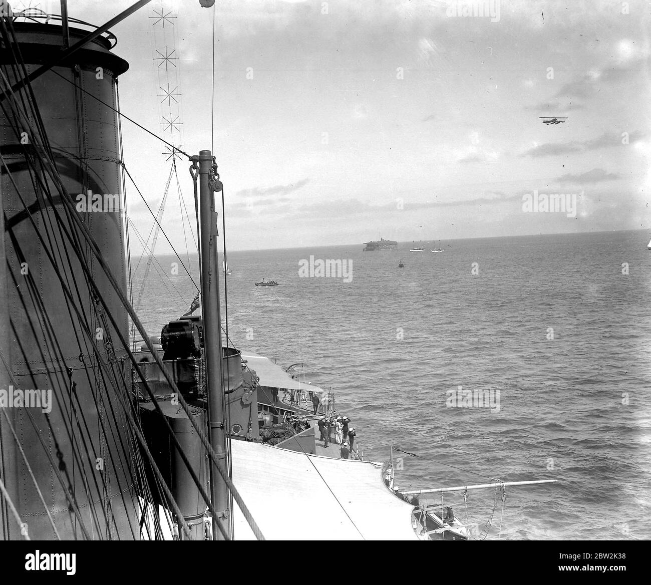 La flotte à Spithead. Vue mer avec un avion flottant dans le coin supérieur droit et la tour au centre. Banque D'Images