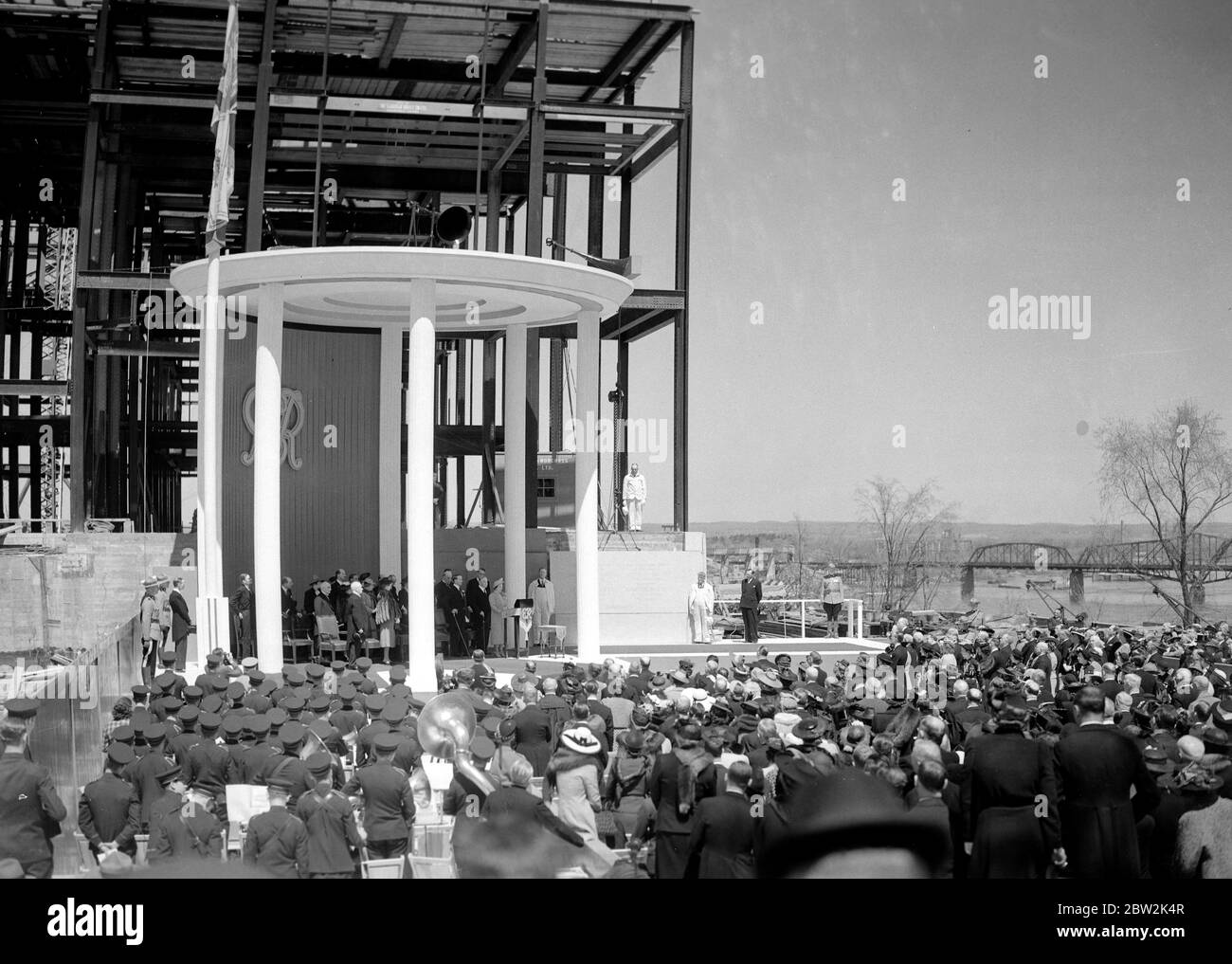 La tournée royale du Canada et des États-Unis par le roi George VI et la reine Elizabeth , 1939 la Reine faisant son adresse , en partie en français , à la pose de la pierre de fondation de la Cour suprême d'Ottawa . Banque D'Images