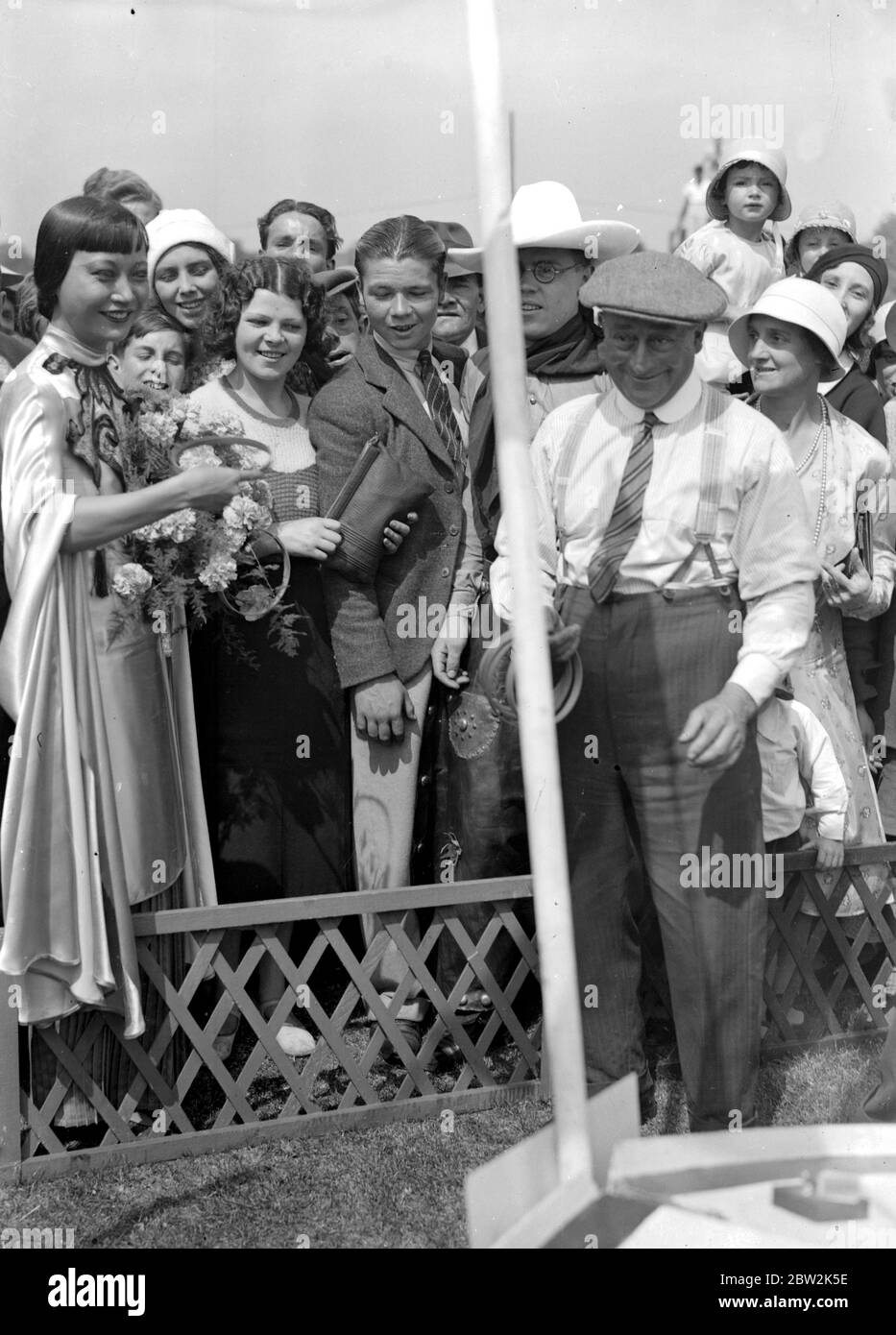 C'est une journée chargée pour une star de cinéma, Anna May Wong, elle a assisté à une Garden Fete de l'hôpital à Chiswick, avec son maquillage, s'écrasant directement de l'ensemble pour remplir l'engagement et a immédiatement dû retourner au studio. Photos montre: Anna May Wong à la tête. Non daté Banque D'Images