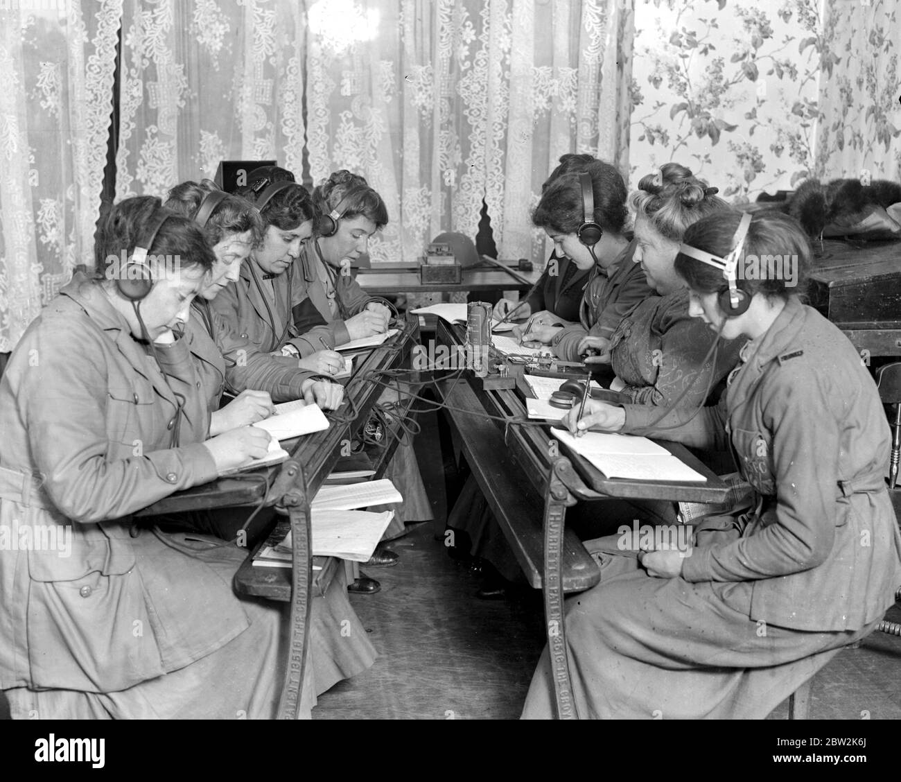 Le corps de signalisation territorial des femmes apprenant sans fil à l'université sans fil de l'est de Londres femmes au travail aux machines de transmission. 1914-1918 Banque D'Images