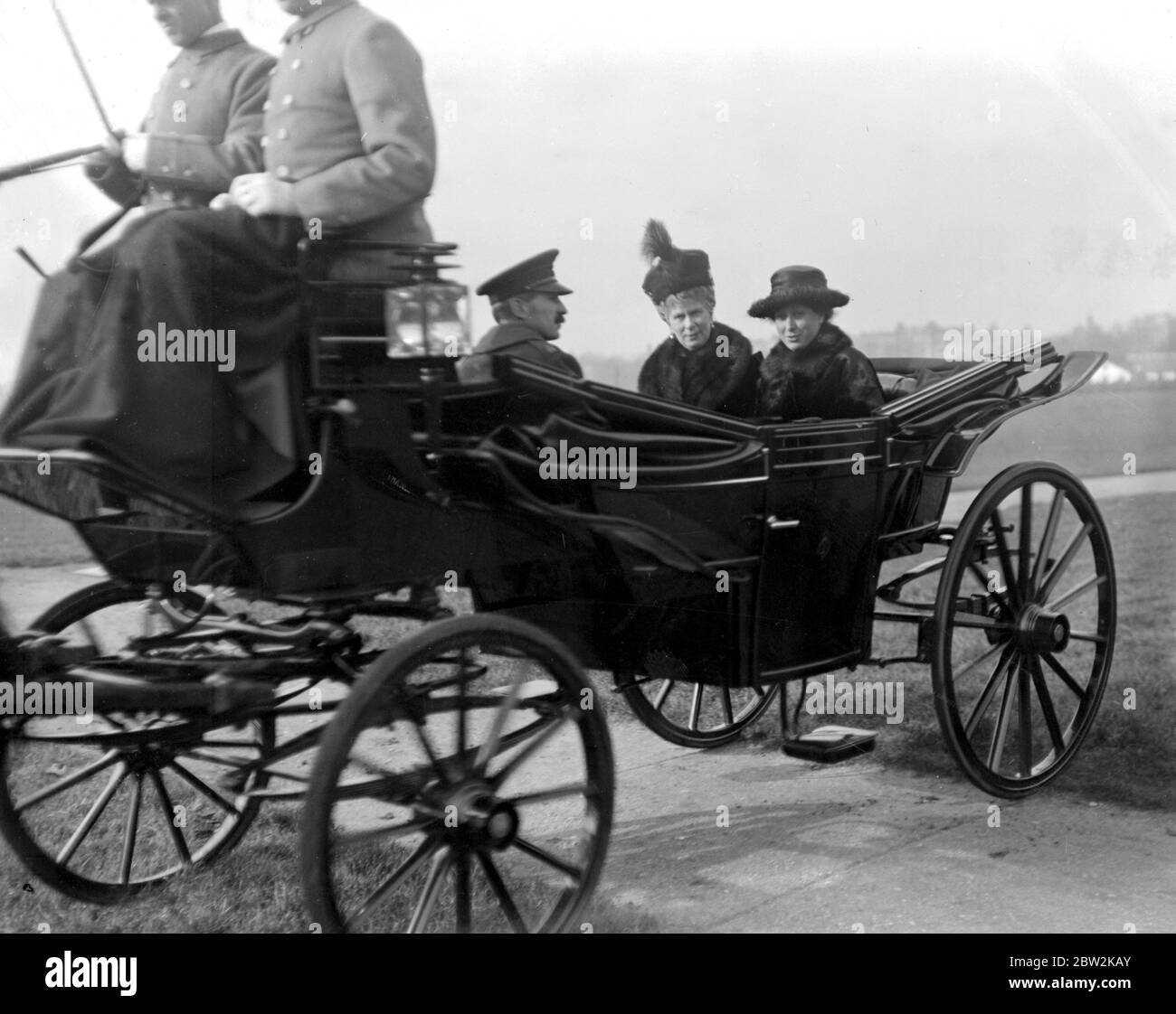 Le roi passe en revue les jeunes gardes de la Rhénanie à Hyde Park. La reine Mary et la princesse Mary. 1er mars 1919 Banque D'Images