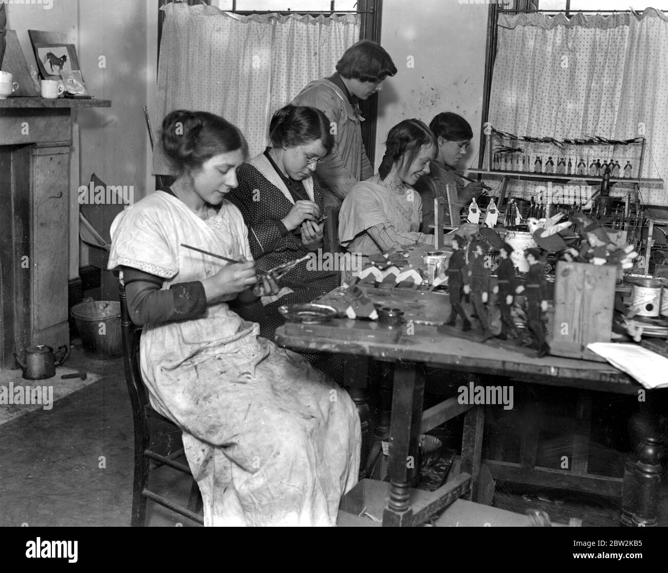 Les filles travaillent dans la Toy Factory établie par la Fédération de l'est de Londres. Banque D'Images Les filles travaillent dans la Toy Factory établie par la Fédération de l'est de Londres. Banque D'Images