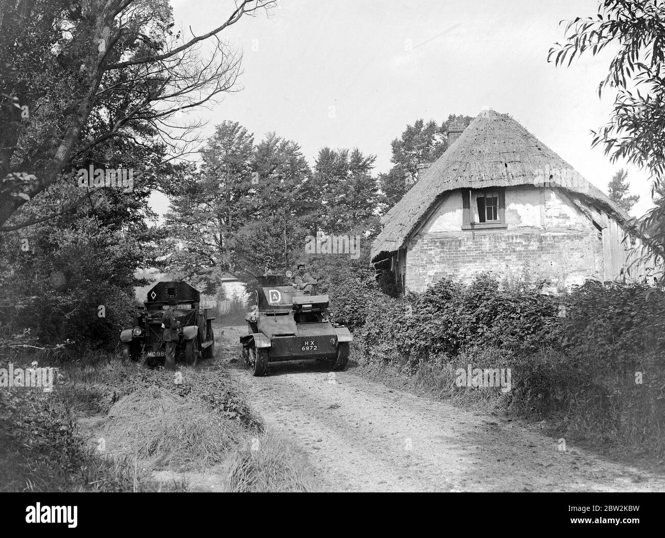 1er réservoir de Salisbury Plain, Services. Sur la droite se trouve un Light Tank Mk VI A tandis que sur la gauche se trouve une voiture blindée Rolls-Royce. 20 août 1935 Banque D'Images