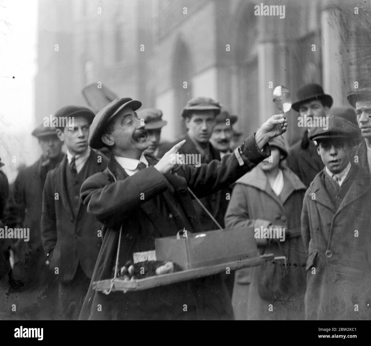 La récolte de Street Hawker. 24 décembre 1919 Banque D'Images