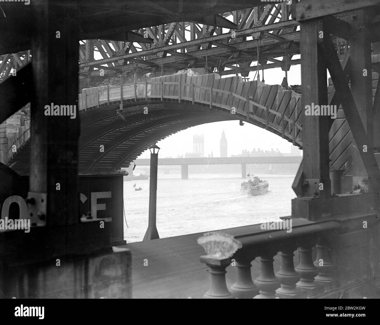 Pont Waterloo en voie de désionolition. 2 juillet 1935 Banque D'Images