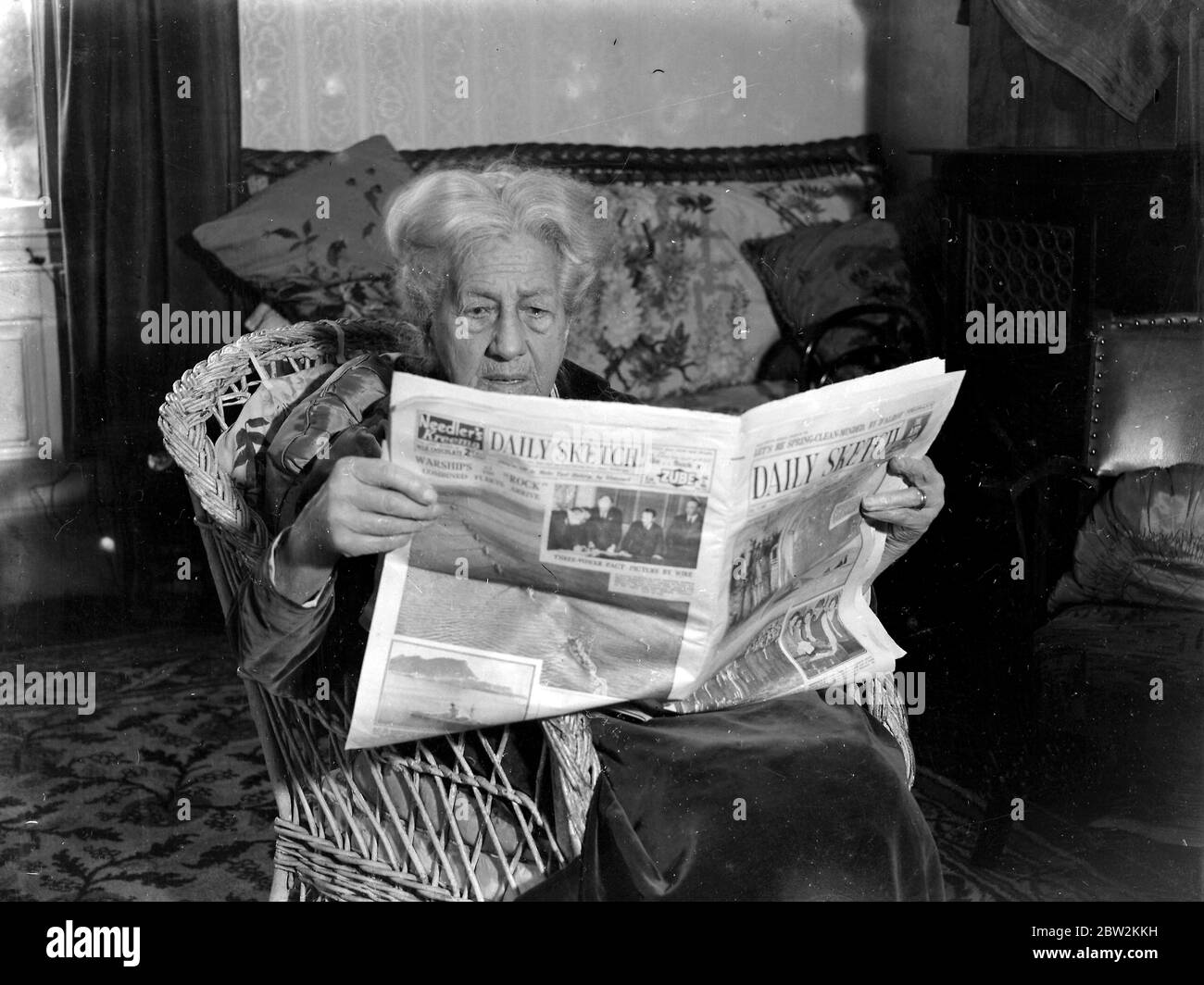 Mme Friese, 100 ans, lisant les journaux sans lunettes. 1934 Banque D'Images