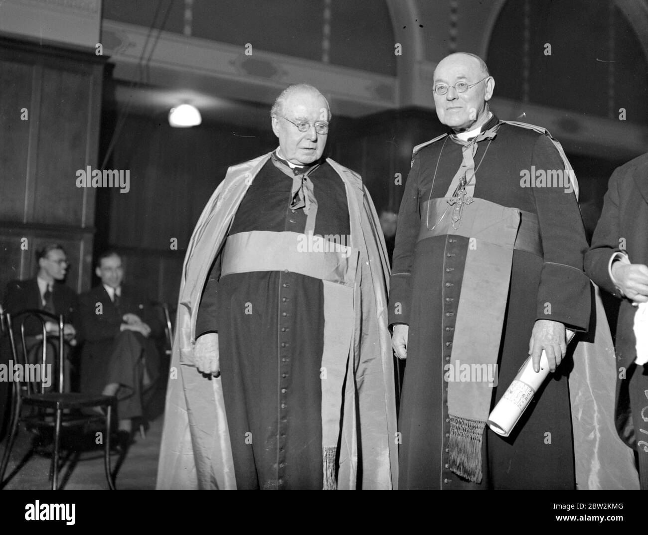 Cathédrale de Westminister. Monseigneur Nowlett (à gauche), récipiendaire d'un chèque à l'occasion de son jubilé, avec l'archevêque de Westminister (Dr Hinsley). 21 décembre 1936 Banque D'Images
