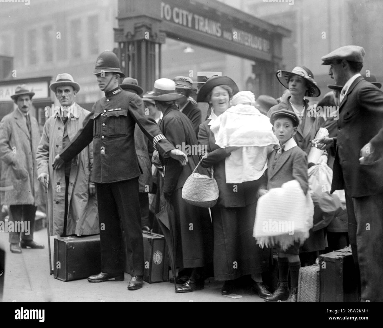 Jour férié d'août 1920. La police contrôle la foule à Waterloo. 1er juillet 1920 Banque D'Images