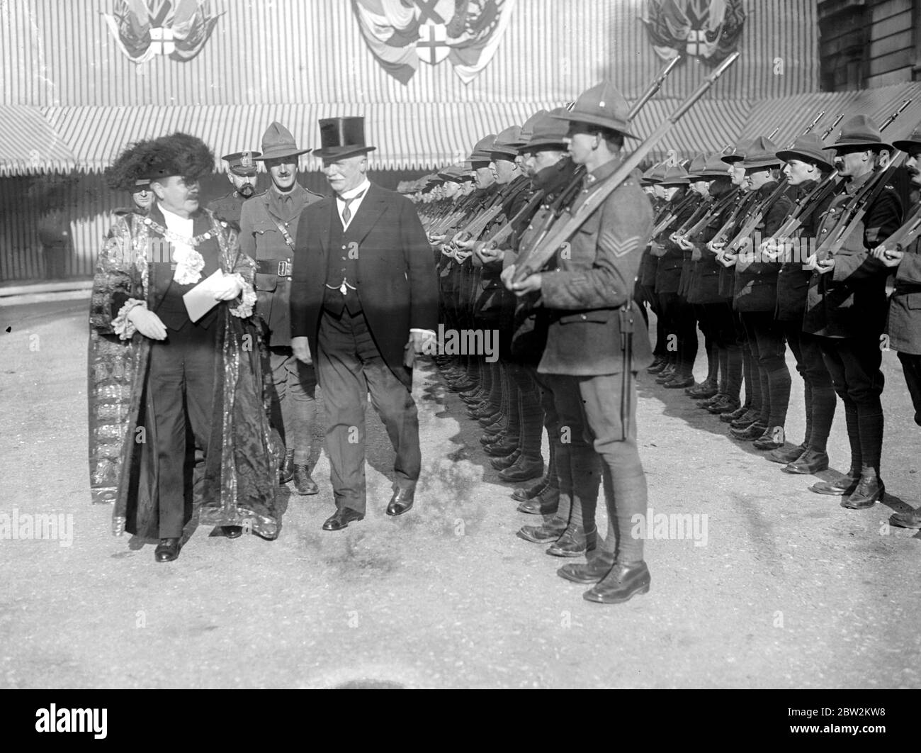 M. Massey, Premier Ministre de la Nouvelle-Zélande, a présenté la liberté de la ville - inspectant la garde d'honneur des soldats néo-zélandais dans le Guildhall Yard avec Sir Charles Cheere Wakefield. 11 novembre 1916 Banque D'Images
