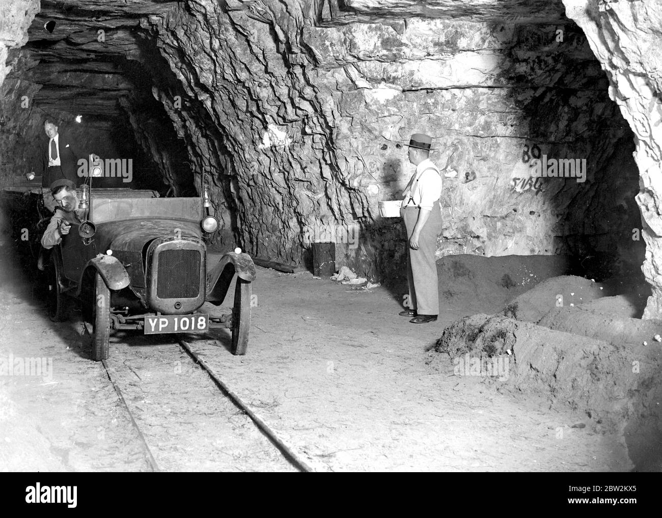 Champignons poussant dans une grotte de Chislehurst. Un Austin 7 est utilisé pour le transport. 1934 Banque D'Images