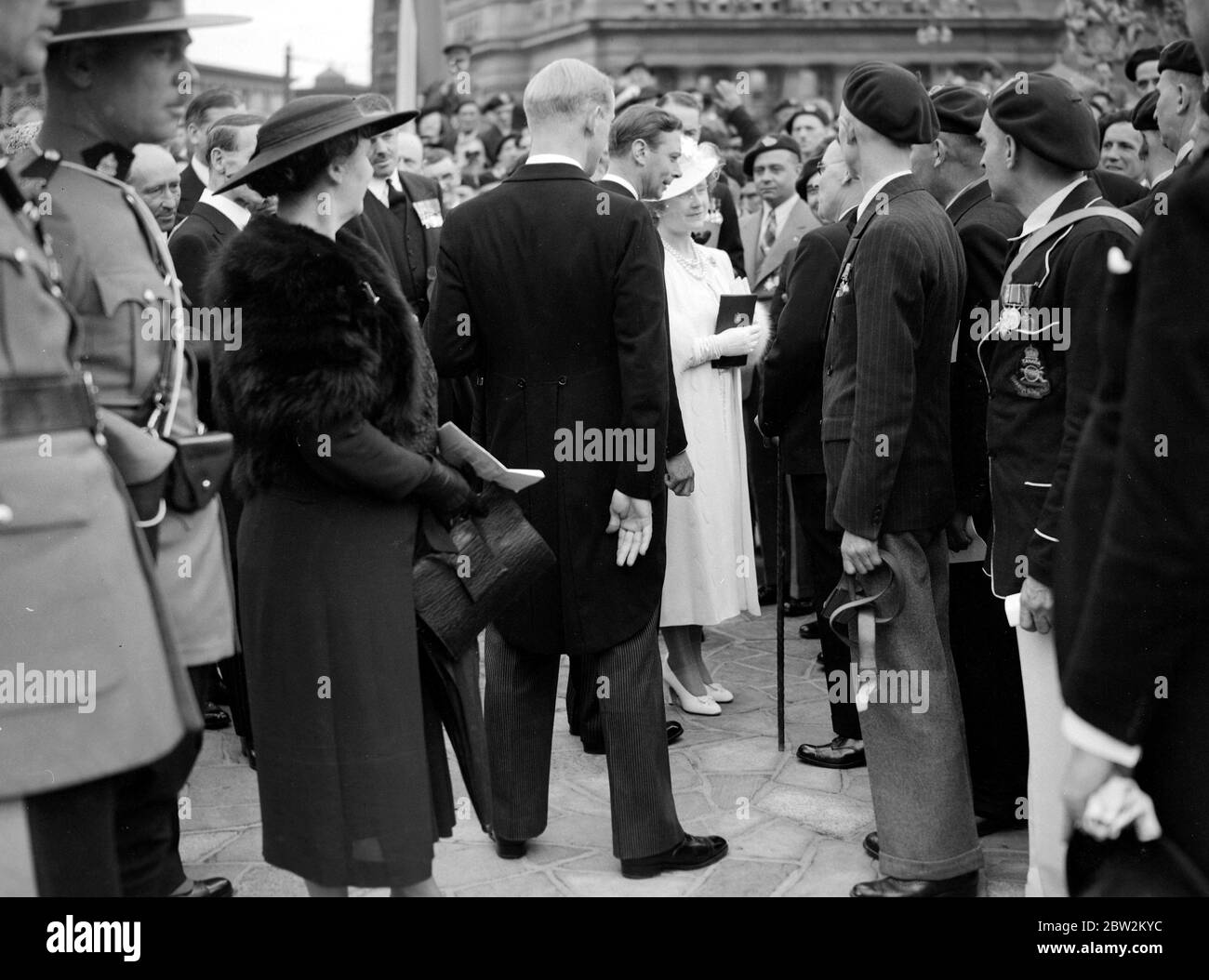 La tournée royale du Canada et des États-Unis par le roi George VI et la reine Elizabeth , 1939 le roi a dévoilé le monument commémoratif de guerre du Canada à Ottawa et a reçu une grande ovation de la part des anciens militaires canadiens après la cérémonie. Roi et reine bavardant et se serrant la main avec un ex-militaire . Banque D'Images