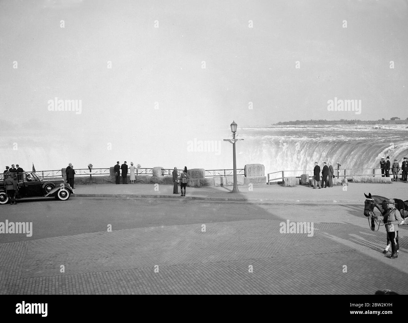 La tournée royale du Canada et des États-Unis par le roi George VI et la reine Elizabeth , 1939 le roi et la reine ont visité les chutes Niagara, en Ontario, en observant les chutes canadiennes de Table Rock avant de traverser les États-Unis Banque D'Images
