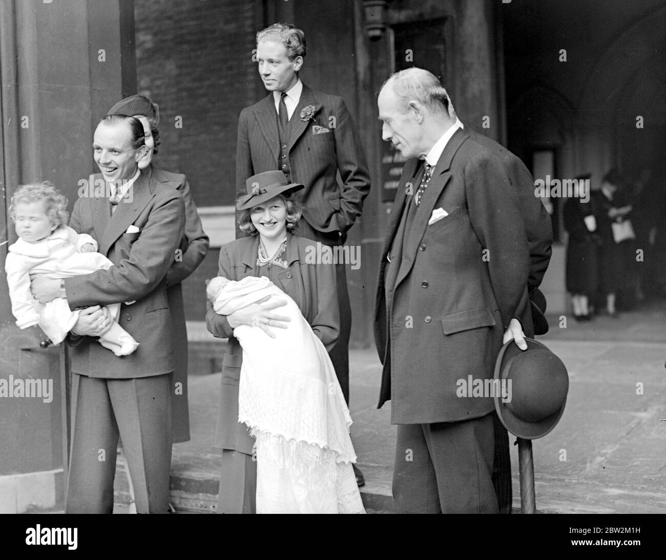 L'honorable Charles et Mme C. Wood et leur fille qui a été enfant après le  baptême à St Paul, à Knightsbridge, et leur fille d'un an, Caroline  Victoria. À droite, Lord Halifax,