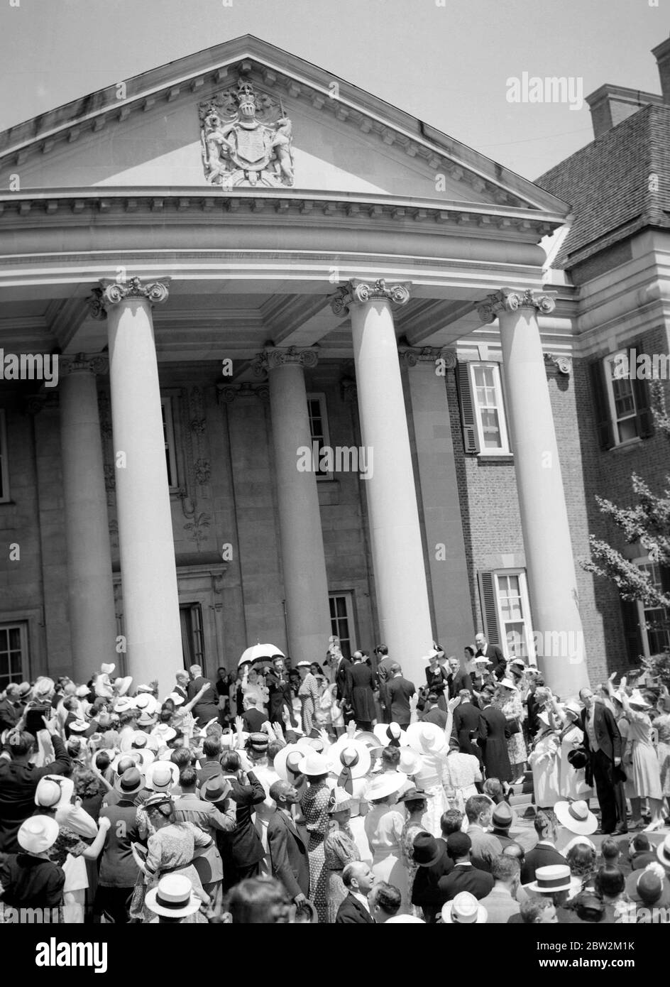 La tournée royale du Canada et des États-Unis par le roi George VI et la reine Elizabeth , 1939 le roi et la reine accueillaient à Washington , la capitale des États-Unis . Le Roi et la Reine ont fait des marches de l'ambassade britannique à Washington à la réception dans le domaine de l'ambassade pour les membres de la communauté politique . Banque D'Images