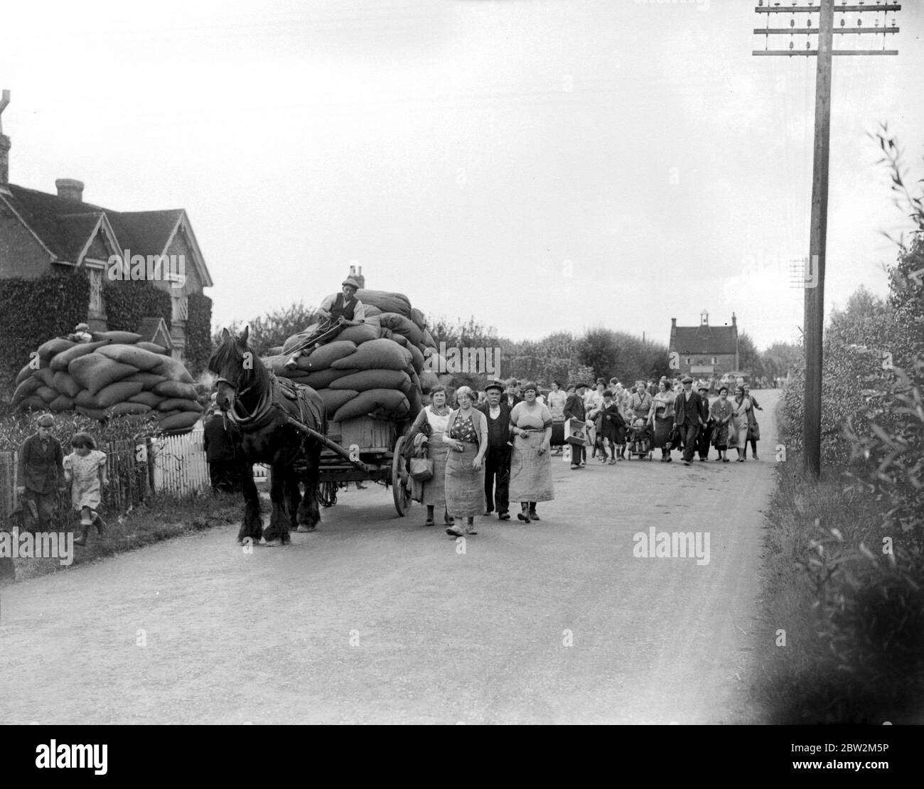 Les Londoniens sont venus au pays pour le ramassage du houblon. 1935 Banque D'Images