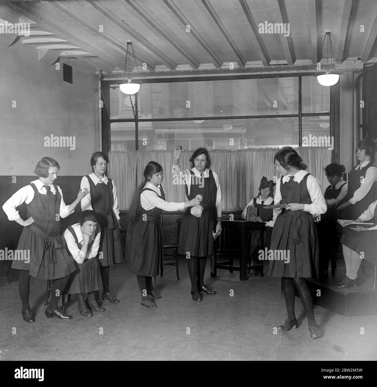 Selfridge's continuation School. Spectaculaire - la scène d'essai de 'Merschant de Venise'. 27 février 1920 Banque D'Images