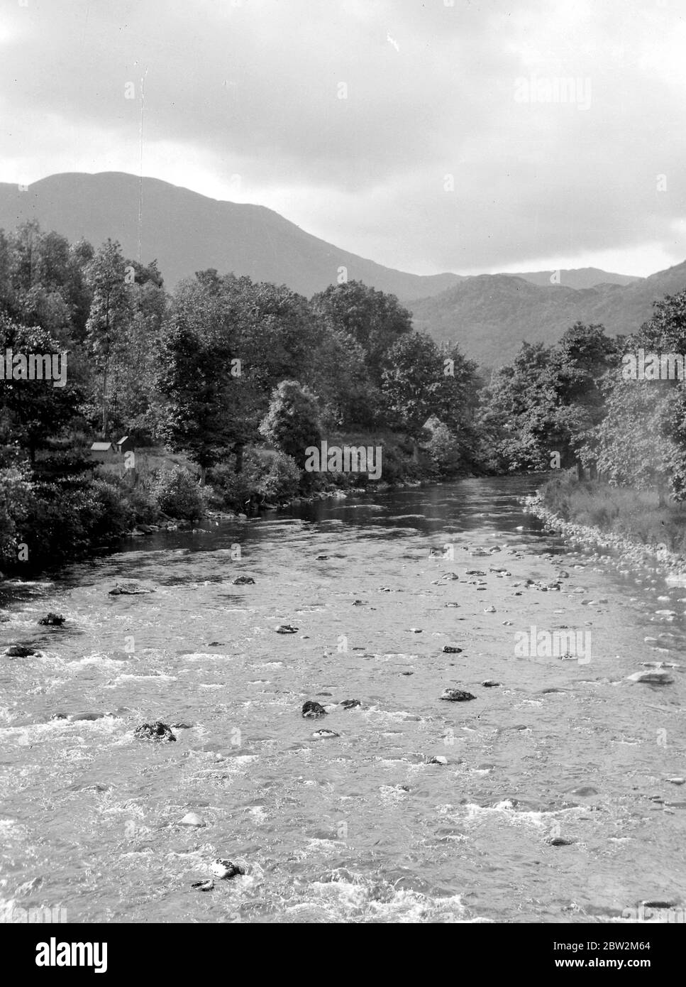 Carte postale vue sur la rivière et les arbres. 1934 Banque D'Images