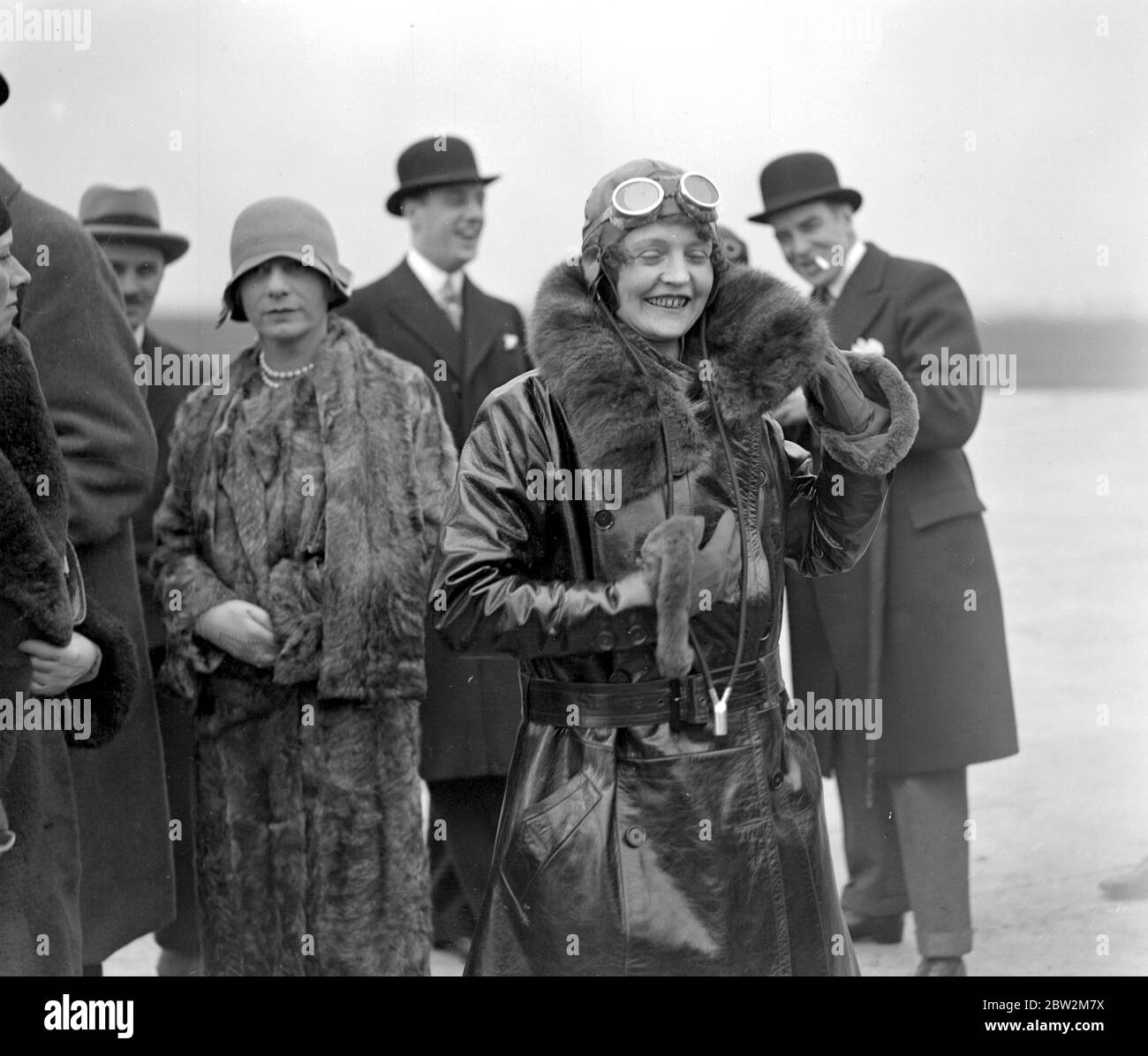 À Croydon . Mme Spencer Cleaver avant de partir dans leur Gypsy Moth O' la Wisp pour leur vol vers l'Inde et retour . [pas de date] Banque D'Images