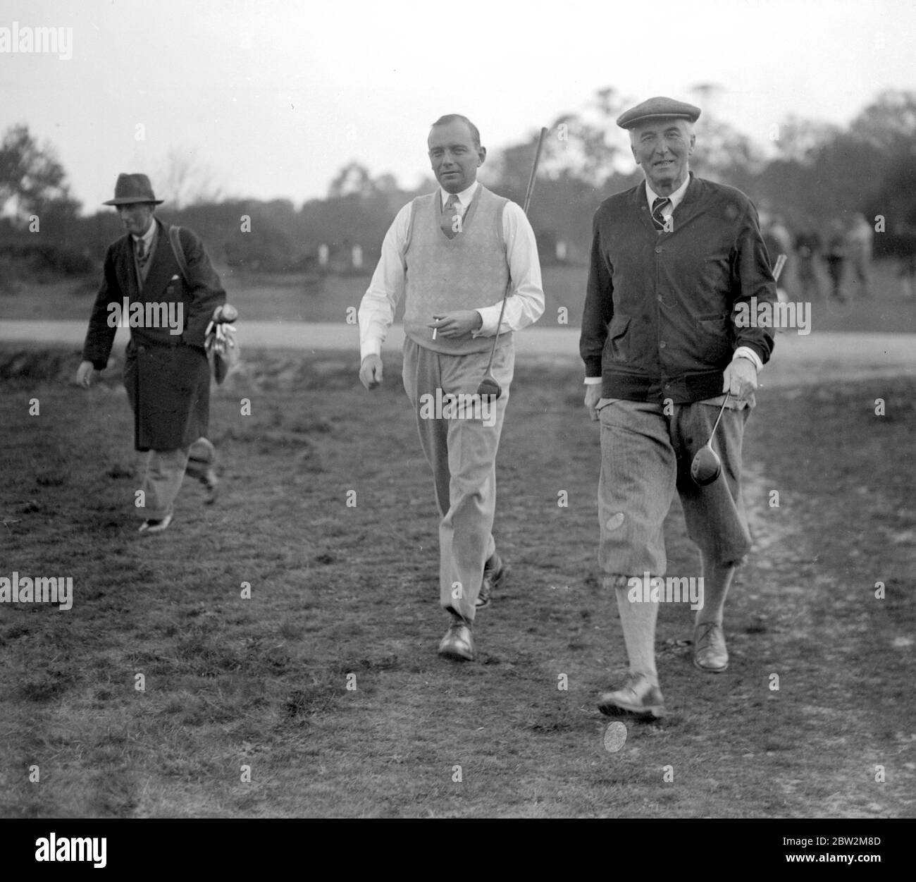 Tournoi de golf parlementaire à Walton Heath. Comte de Carrick et Sir John Simon. 1935 Simon, John Allsebrook, Viscount Administrateur et politicien britannique; secrétaire britannique aux affaires étrangères 1931-1935; publié le rapport Simon  1873-1951 Banque D'Images