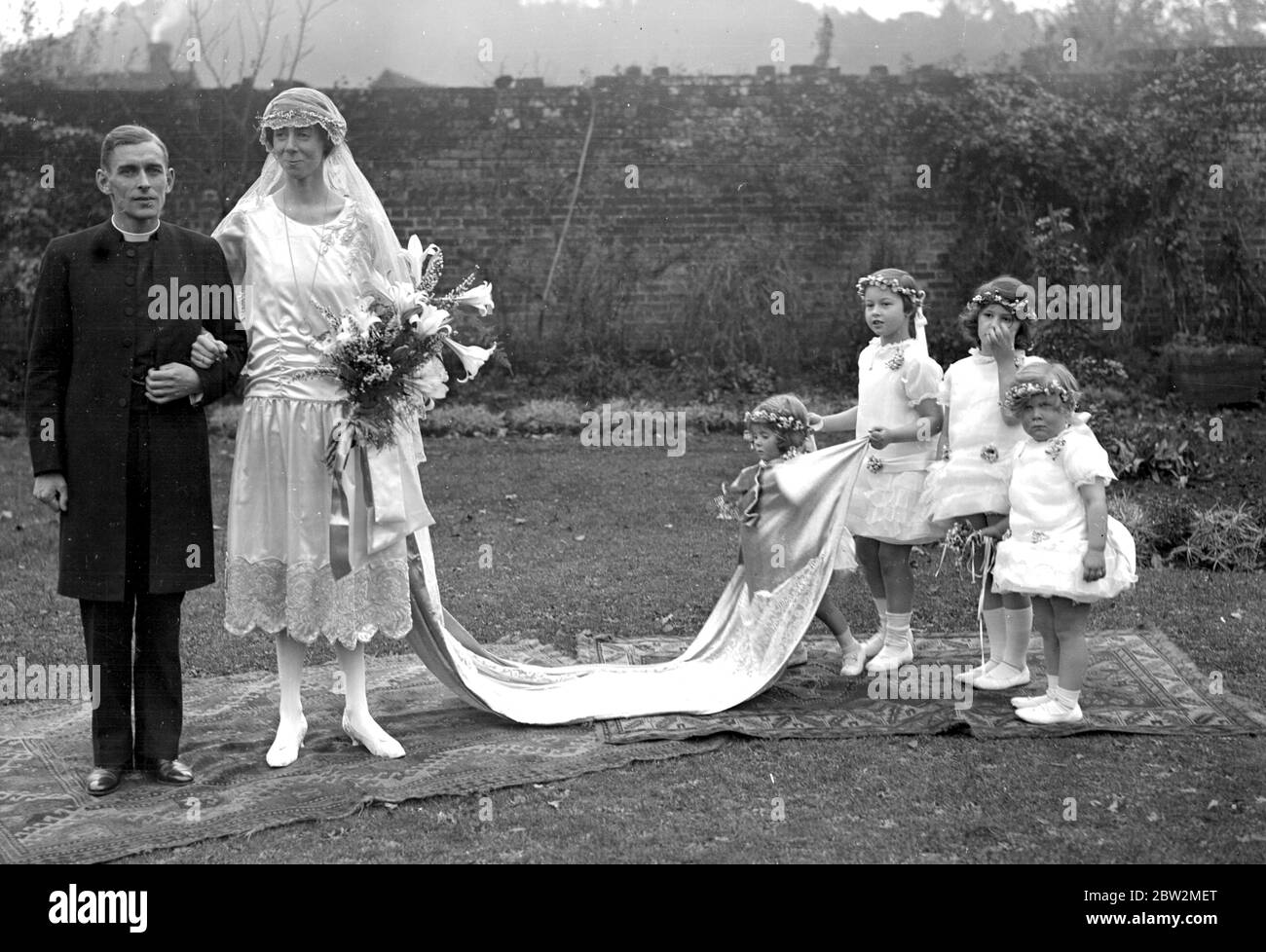 Mariage ou le Rév A.W.H. Theodosius et Miss M.A. Randolph à St John The Baptist's, Wondersh. 15 novembre 1927 Banque D'Images