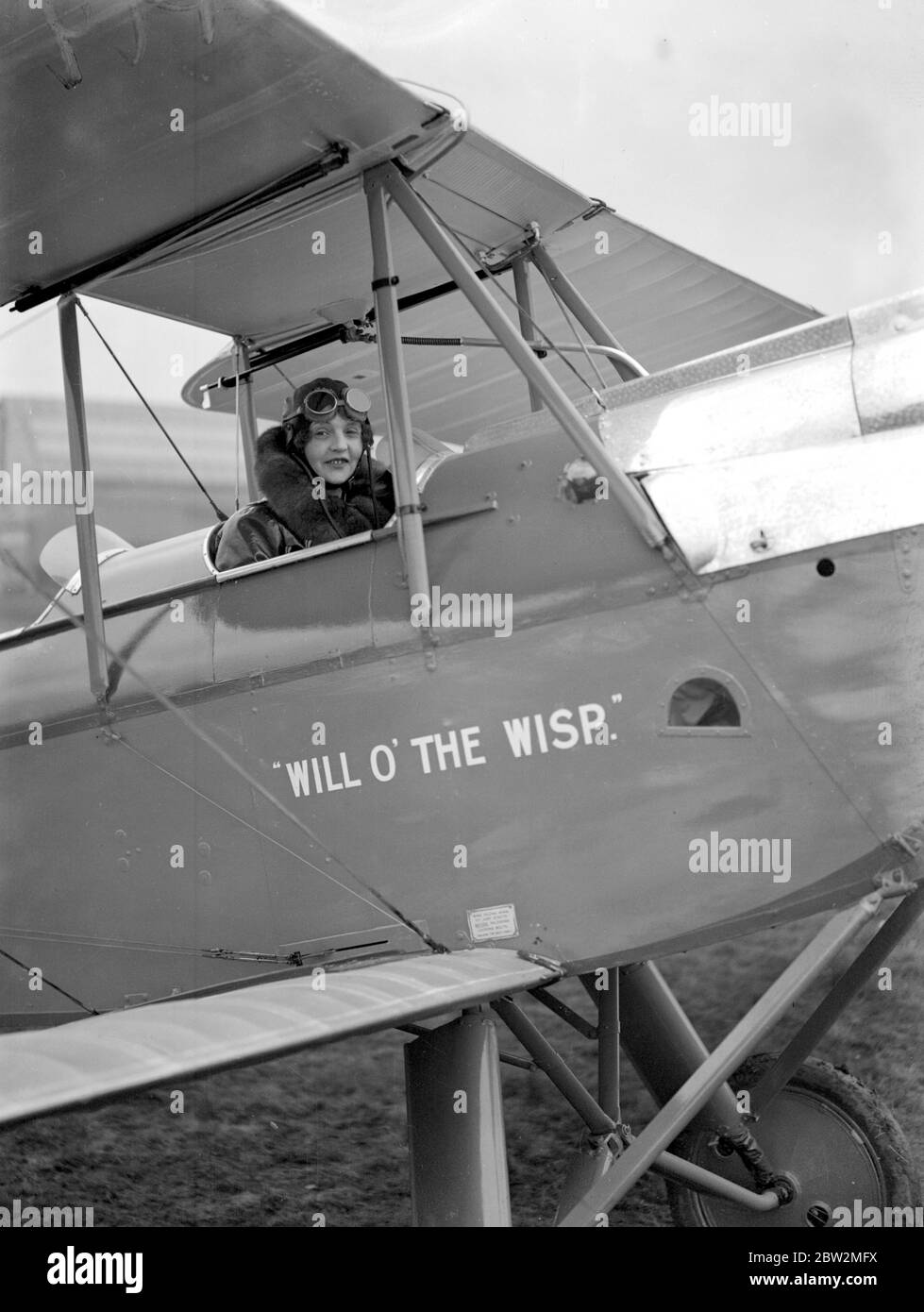 À l'aérodrome de Stag Lane . Mme Spencer Cleaver avant de partir dans leur Gypsy Moth O'The Wisp pour leur vol vers l'Inde et retour . 4 mars 1929 Banque D'Images