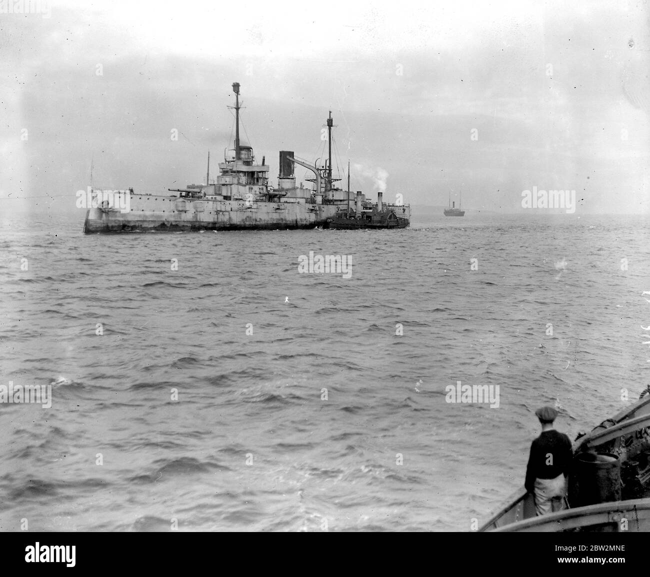 Un des navires de guerre allemands remorqués dans le Firth of Forth. 14 mai 1920 Banque D'Images