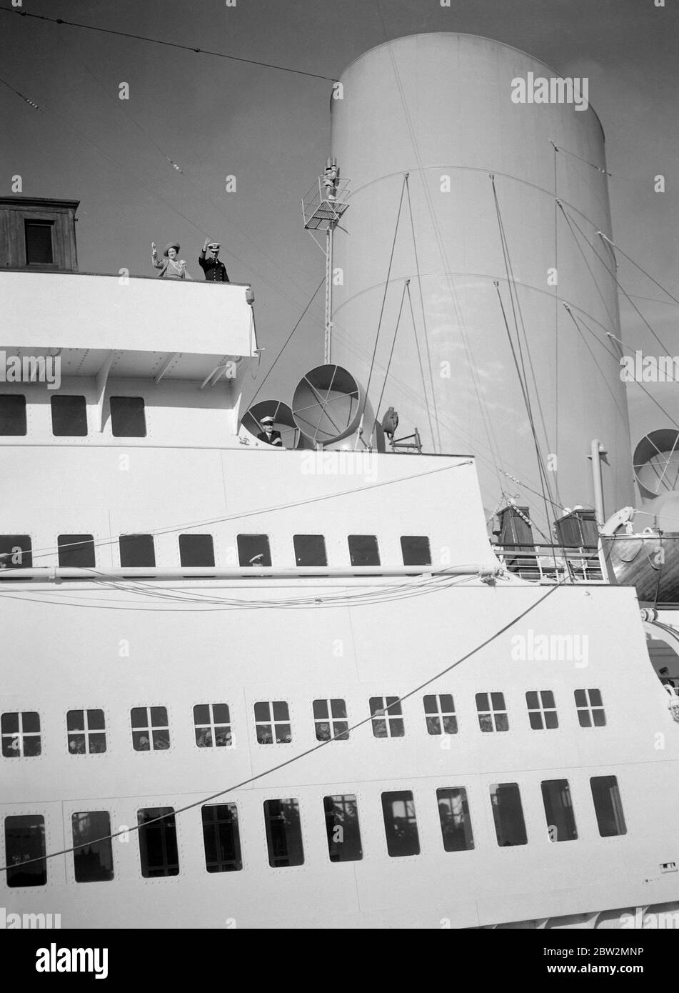 La tournée royale du Canada et des États-Unis par le roi George VI et la reine Elizabeth , 1939 le roi et la reine saluent le Canada du pont de l'impératrice de Grande-Bretagne alors qu'elle navigue de Halifax , Nouvelle-Écosse , Canada . 15 juin Banque D'Images