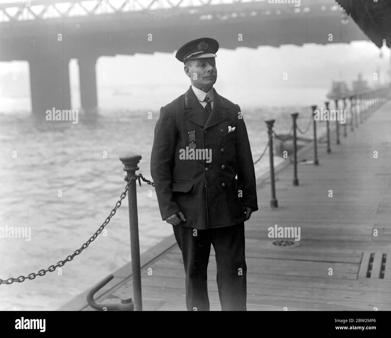 M. T. H. Woodruffe, le Piermaster du pont Hungerford qui a sauvé 36 personnes de la noyade. Banque D'Images