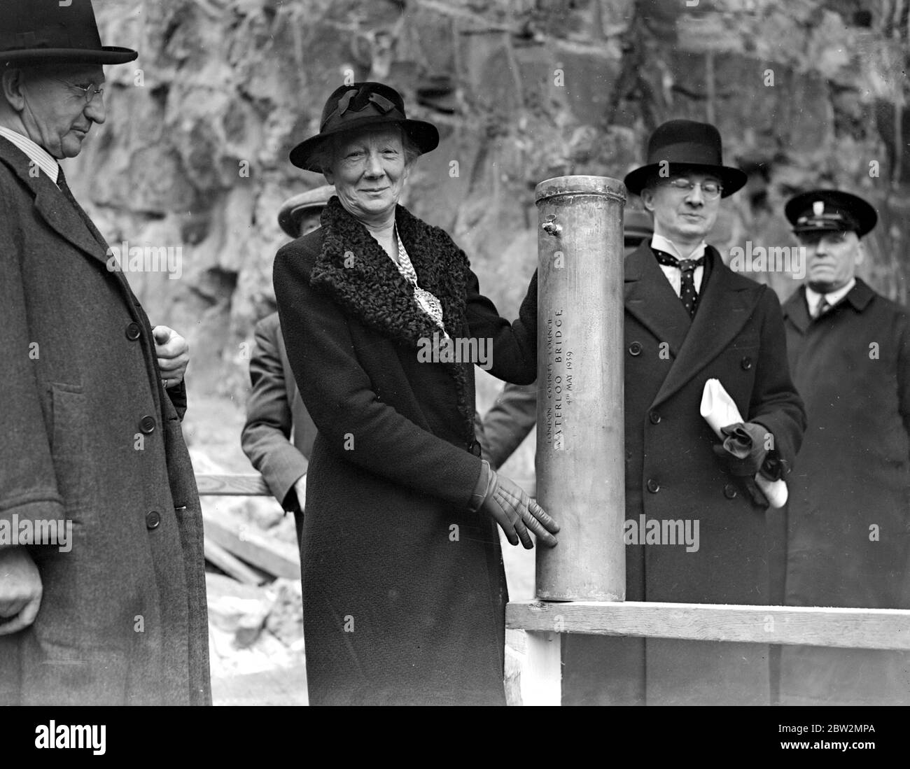 Waterloo Bridge , reliques pour l'avenir. Mme M. lowe, L.C.C. Le Président, a placé un cylindre contenant un certain nombre d'articles du moment dans les fondations de la nouvelle structure. 4 mai 1939. Banque D'Images