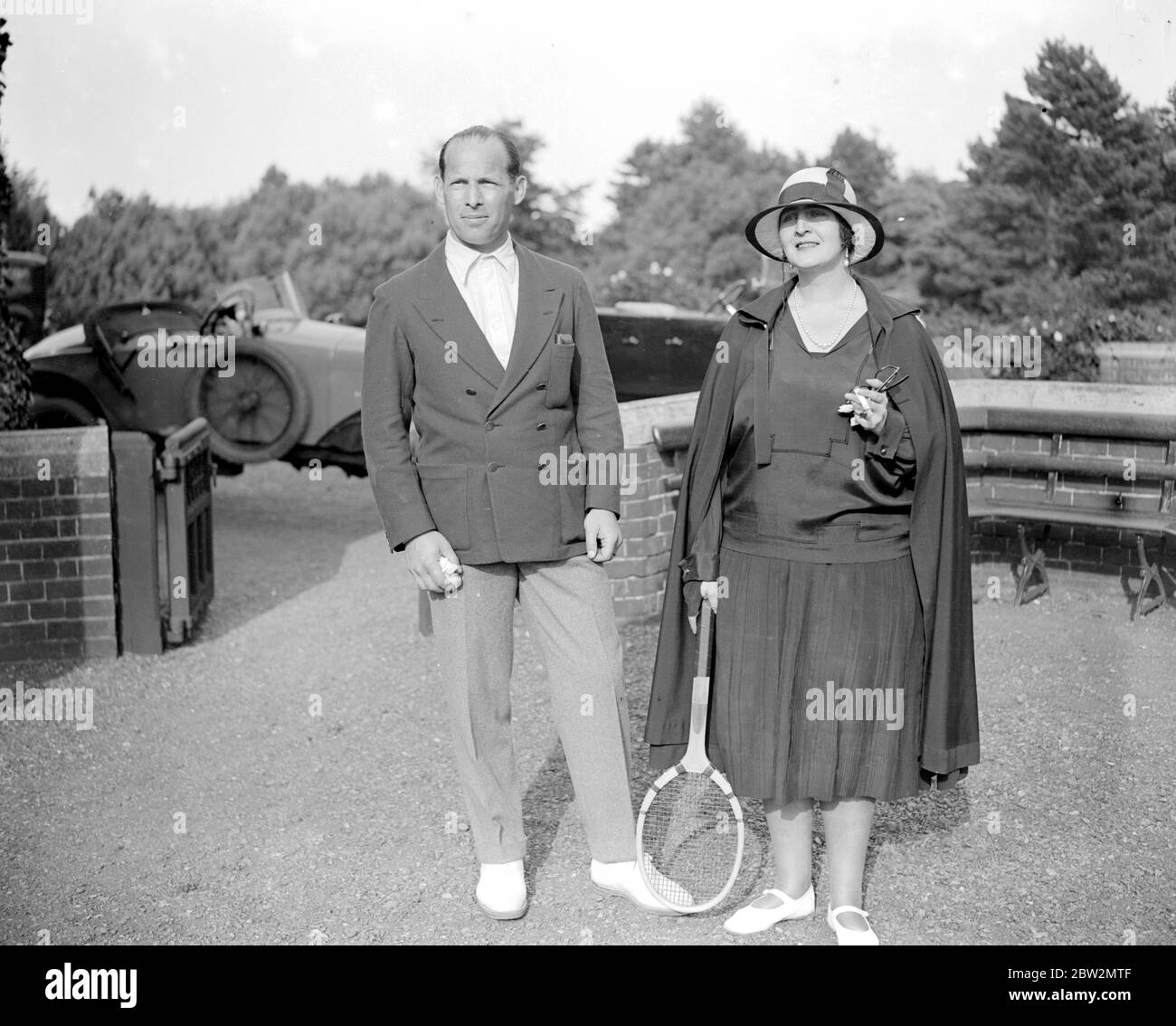 À Newhaven court Cromer. L'ex-Roi et la Reine de Grèce des années 1930[?] Banque D'Images