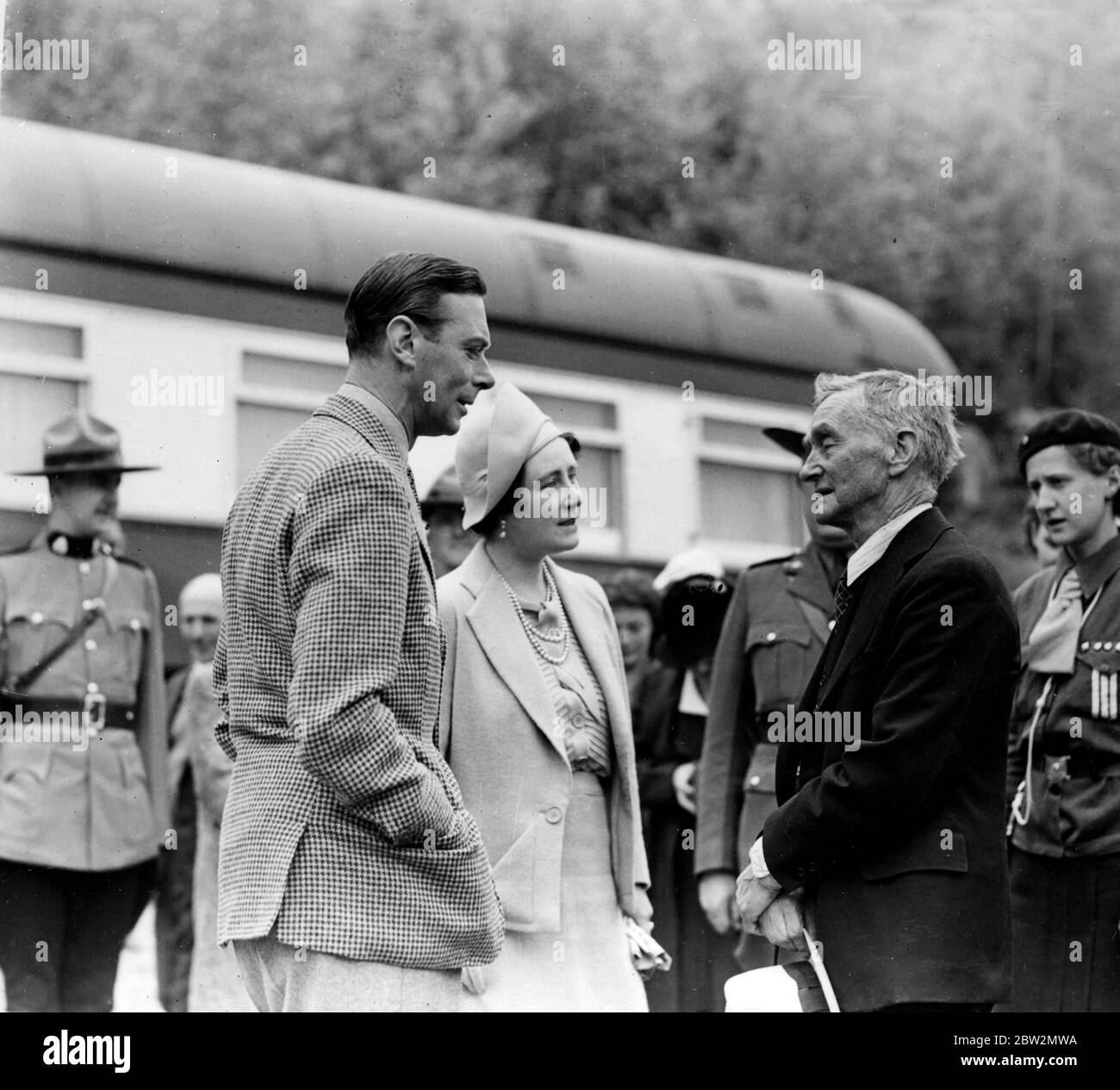 La tournée royale du Canada et des États-Unis par le roi George VI et la reine Elizabeth , 1939 le train royal fait un bref arrêt au mont Robson, le point culminant des Rocheuses canadiennes. Le roi et la reine sont vus bavarder avec M. George Asquith Hargreaves, 84 ans Banque D'Images