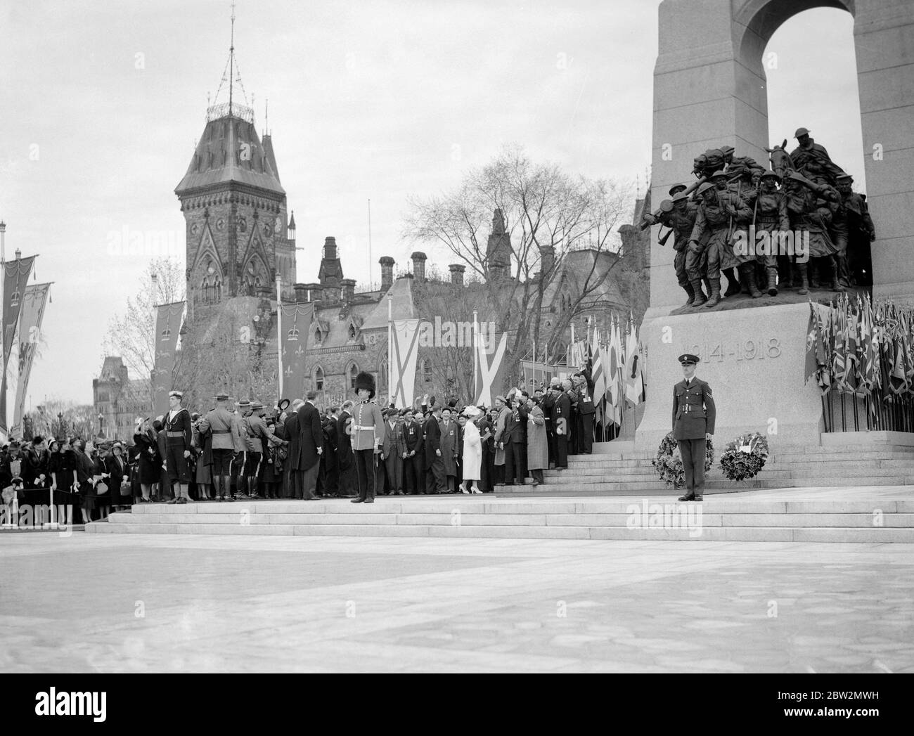 La tournée royale du Canada et des États-Unis par le roi George VI et la reine Elizabeth , 1939 le roi a dévoilé le Monument commémoratif de guerre du Canada à Ottawa et a reçu une grande ovation de la part d'anciens militaires canadiens après la cérémonie. Banque D'Images