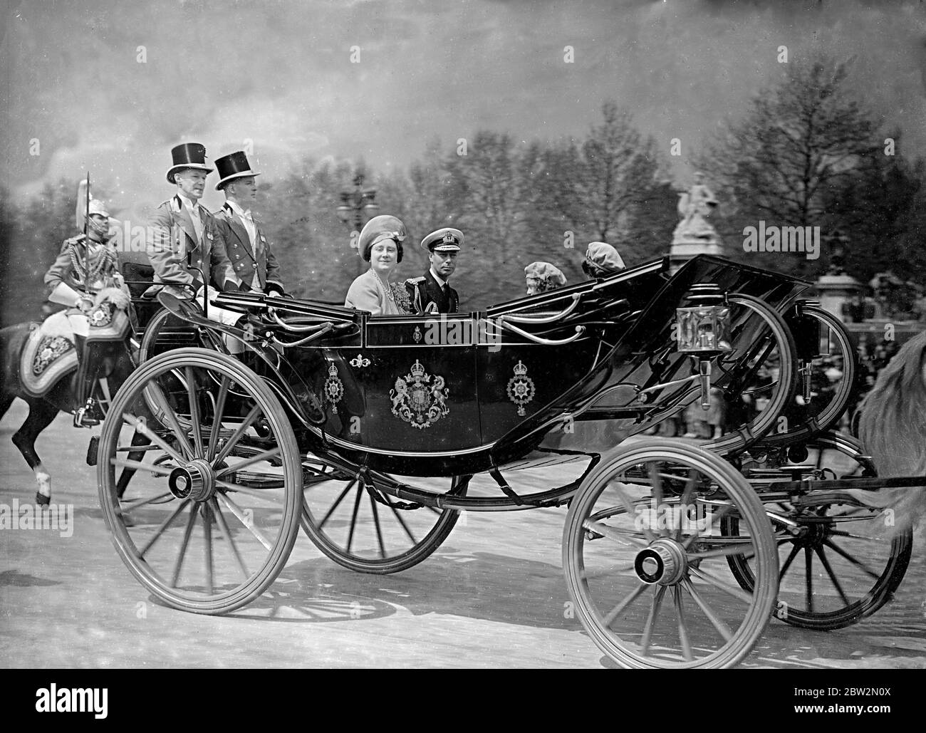 La tournée royale du Canada et des États-Unis par le roi George VI et la reine Elizabeth , 1939 le roi et la reine conduisant avec les princesses dans leur voiture de Buckingham Palace à la gare de Waterloo , comme ils ont commencé leur tournée royale du Canada et des États-Unis . Banque D'Images