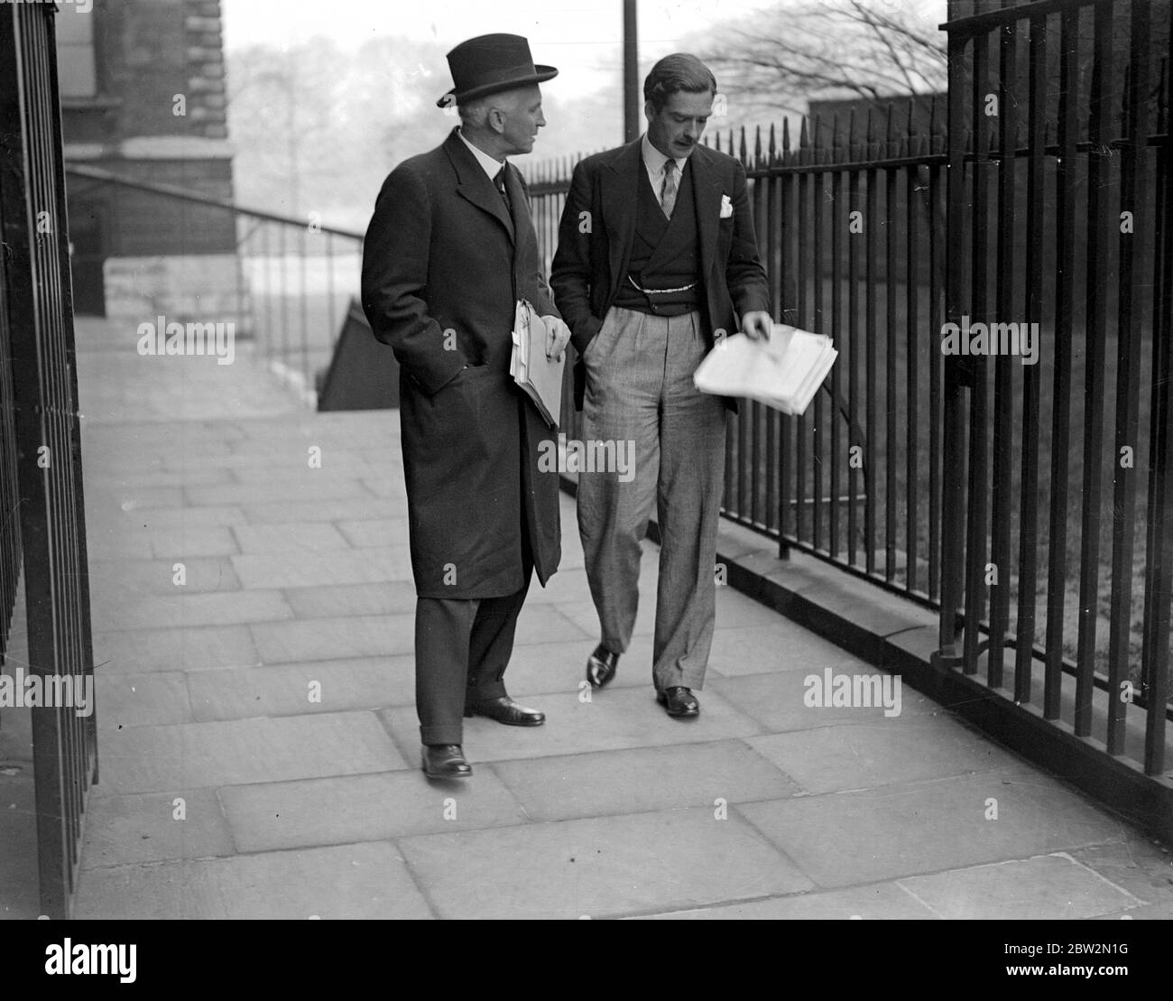 M. Anthony Eden et Sir Joh Simon. 13 octobre 1935 Eden, [Robert] Anthony politicien britannique; secrétaire britannique des Affaires étrangères 1935-1938, 1940-1945, 1951-1955; premier ministre britannique 1955-1957; démissionna au sujet de la crise de Suez  1897-1977 Banque D'Images