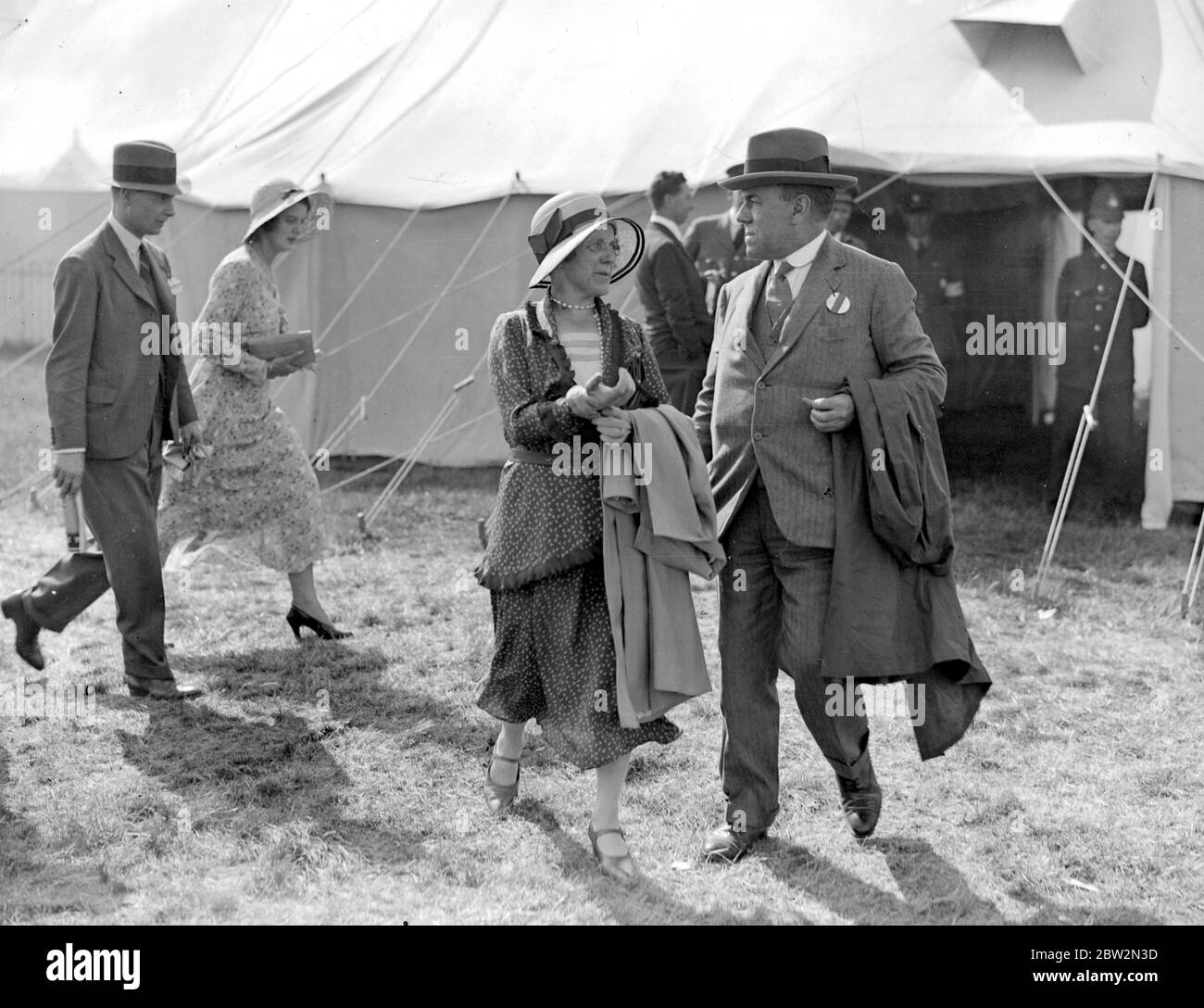 R.A.F. Pagent à Hendon. M. F. Monagu, secrétaire de l'Air et Mme Montagu. 1931 Banque D'Images